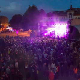 concert de nuit devant de nombreux spectateurs