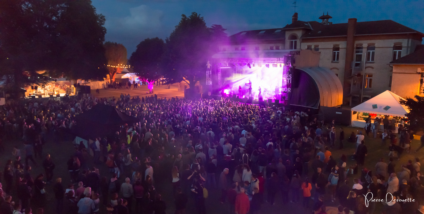 concert de nuit devant de nombreux spectateurs