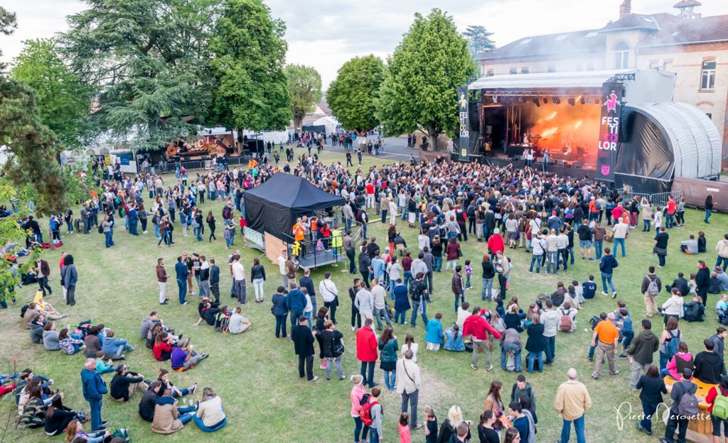 site du festival Festicolor 2015 avec les festivaliers sur l'herbe devant la scène